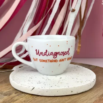 Kubek Undiagnosed – 500 ml – ręcznie zdobiona porcelana Kika Handmade