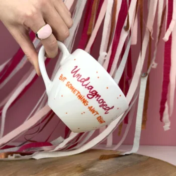 Kubek Undiagnosed – 500 ml – ręcznie zdobiona porcelana Kika Handmade