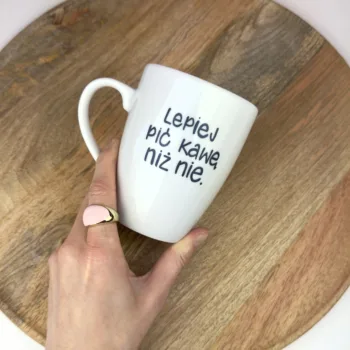Kubek 360 ml – Lepiej pić kawę niż nie – ręcznie zdobiona porcelana Kika Handmade
