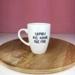 Kubek 360 ml – Lepiej pić kawę niż nie – ręcznie zdobiona porcelana Kika Handmade