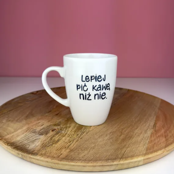 Kubek 360 ml – Lepiej pić kawę niż nie – ręcznie zdobiona porcelana Kika Handmade