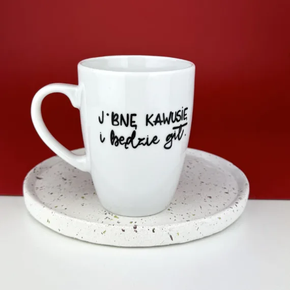 Kubek 360 ml – J*BNĘ KAWUSIĘ i będzie git – ręcznie zdobiona porcelana Kika Handmade