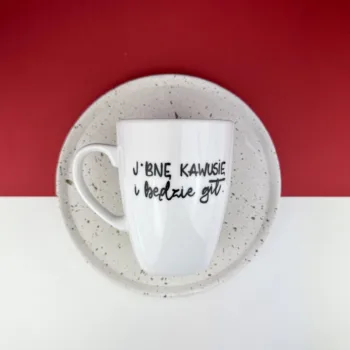 Kubek 360 ml – J*BNĘ KAWUSIĘ i będzie git – ręcznie zdobiona porcelana Kika Handmade