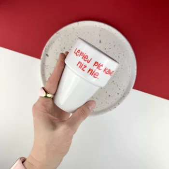 Kubek Lepiej pić kawę niż nie 250 ml – ręcznie zdobiona porcelana Kika Handmade