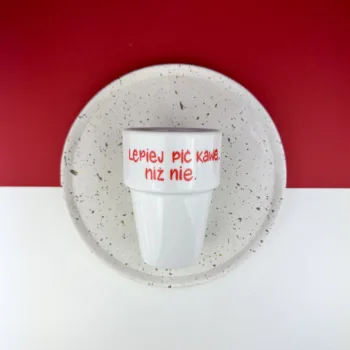 Kubek Lepiej pić kawę niż nie 250 ml – ręcznie zdobiona porcelana Kika Handmade