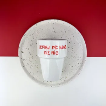 Kubek Lepiej pić kawę niż nie 250 ml – ręcznie zdobiona porcelana Kika Handmade