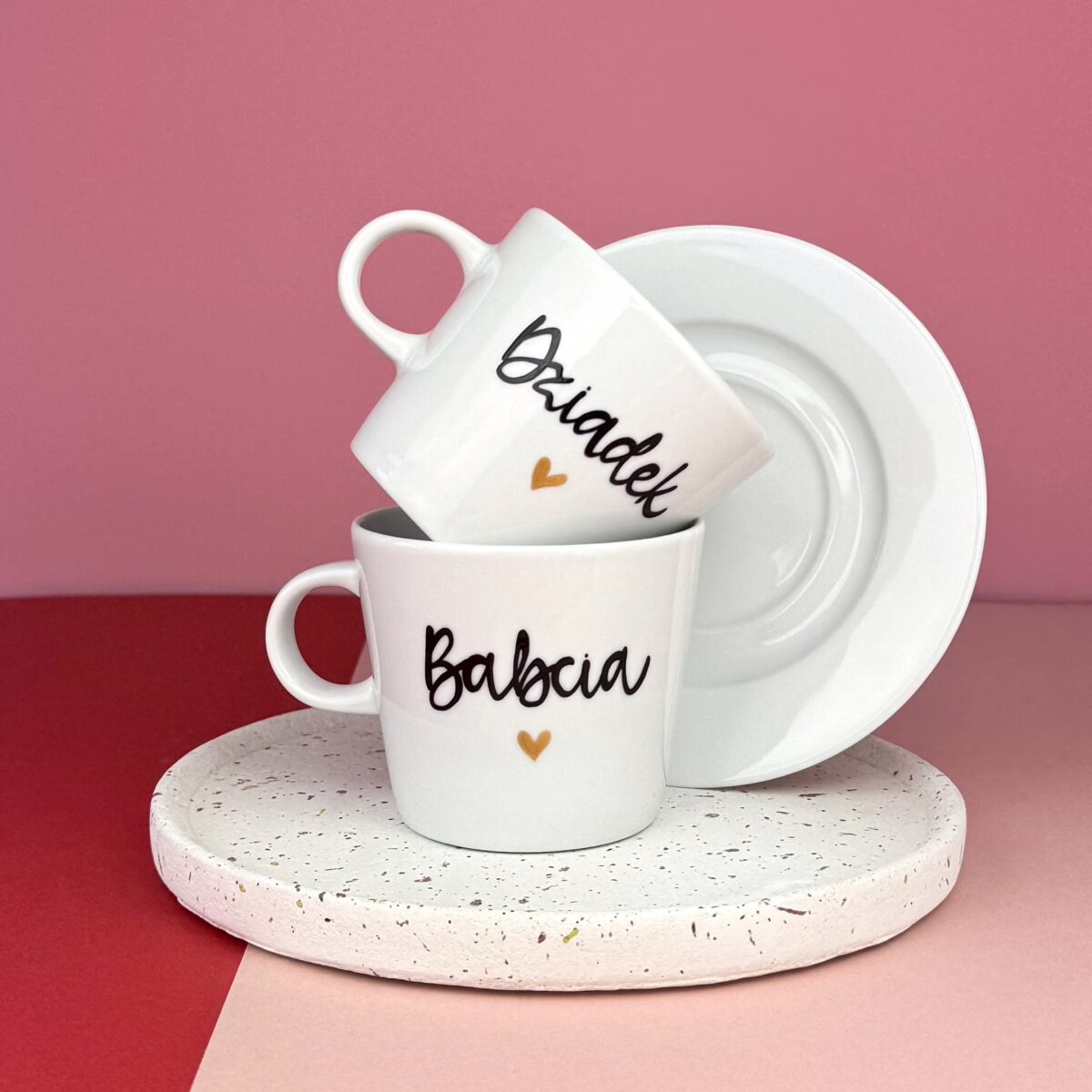 Zestaw filiżanek Babcia i Dziadek – ręcznie zdobiona porcelana Kika Handmade Zestaw filiżanek Babcia i Dziadek – ręcznie zdobiona porcelana Kika Handmade