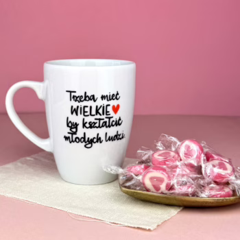 Kubek Trzeba mieć wielkie serce by kształcić 360 ml – ręcznie zdobiona porcelana Kika Handmade