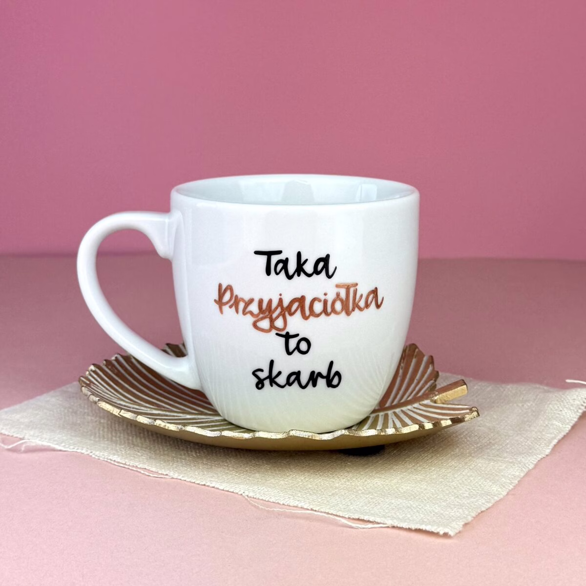 Kubek Taka Przyjaciółka to skarb 300 ml – ręcznie zdobiona porcelana Kika Handmade Kubek Taka Przyjaciółka to skarb 300 ml – ręcznie zdobiona porcelana Kika Handmade