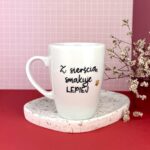 Kubek Z sierścią smakuje lepiej 360 ml – ręcznie zdobiona porcelana Kika Handmade