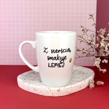 Kubek Z sierścią smakuje lepiej 360 ml – ręcznie zdobiona porcelana Kika Handmade