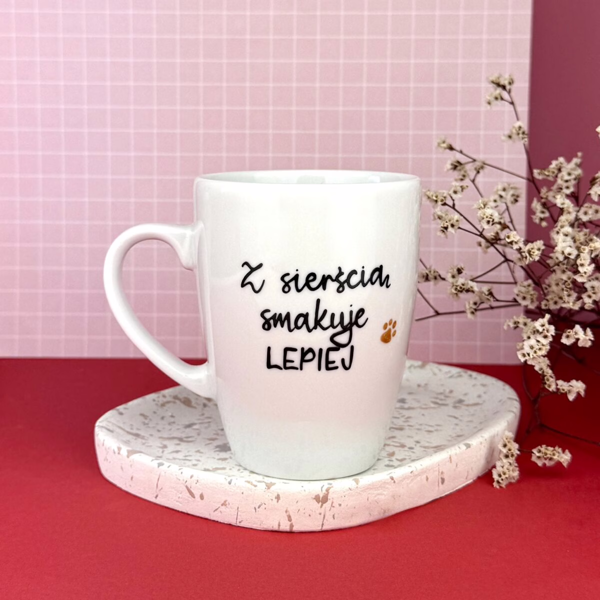 Kubek Z sierścią smakuje lepiej 360 ml – ręcznie zdobiona porcelana Kika Handmade Kubek Z sierścią smakuje lepiej 360 ml – ręcznie zdobiona porcelana Kika Handmade