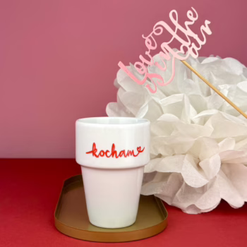 Kubek bez ucha z napisem Kocham 200 ml – ręcznie zdobiona porcelana Kika Handmade
