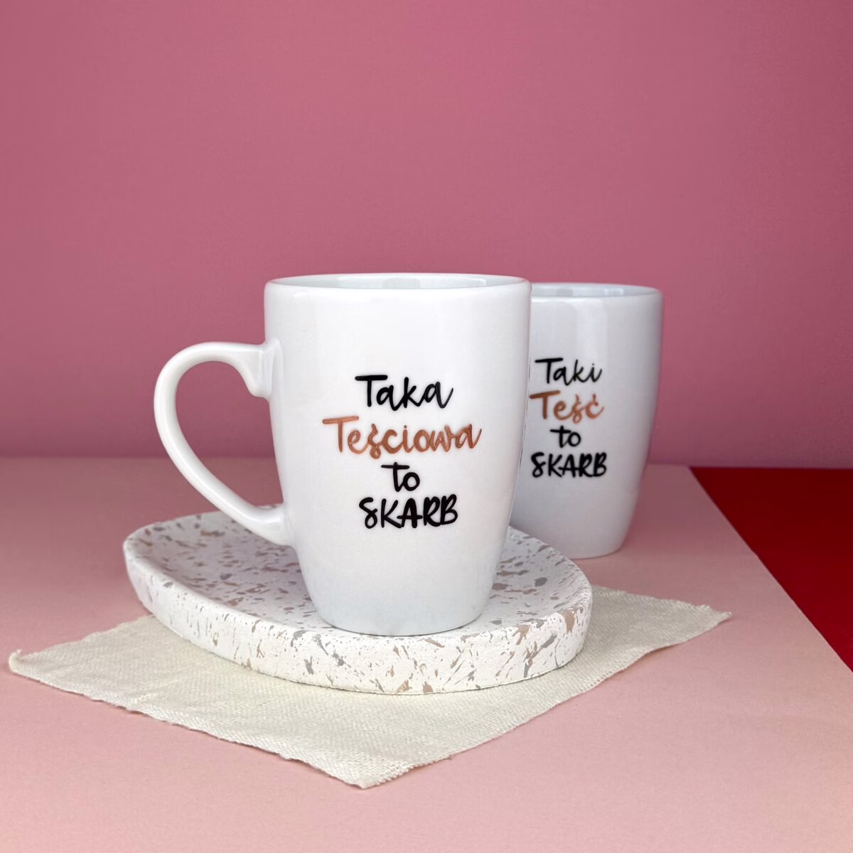 Zestaw kubków Taka Teściowa i taki Teść to skarb – ręcznie zdobiona porcelana Kika Handmade