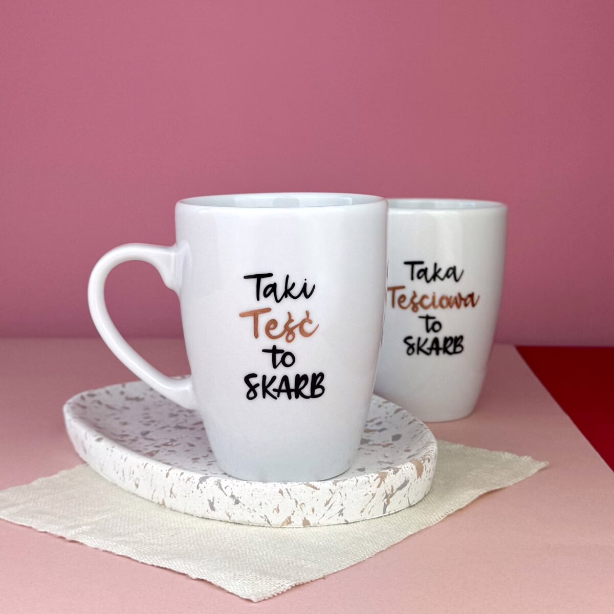 Zestaw kubków Taka Teściowa i taki Teść to skarb – ręcznie zdobiona porcelana Kika Handmade