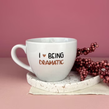 Kubek I love being dramatic 500 ml – ręcznie zdobiona porcelana Kika Handmade