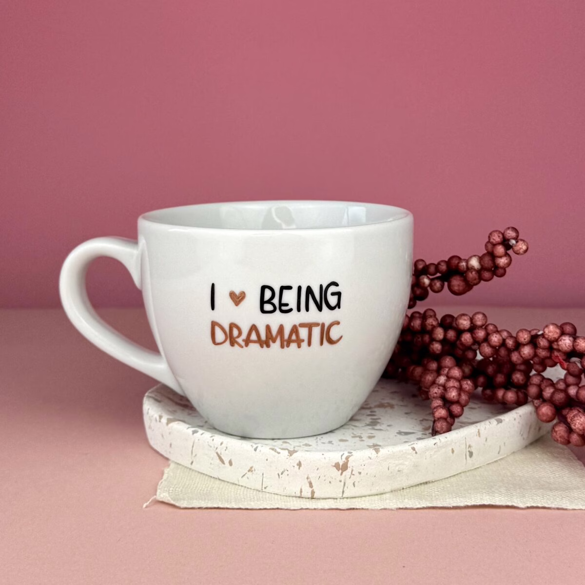 Kubek I love being dramatic 500 ml – ręcznie zdobiona porcelana Kika Handmade
