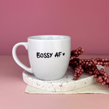 Kubek z napisem BOSSY AF 300 ml – ręcznie zdobiona porcelana Kika Handmade