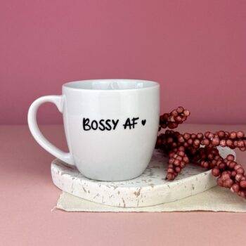 Kubek z napisem BOSSY AF 300 ml – ręcznie zdobiona porcelana Kika Handmade