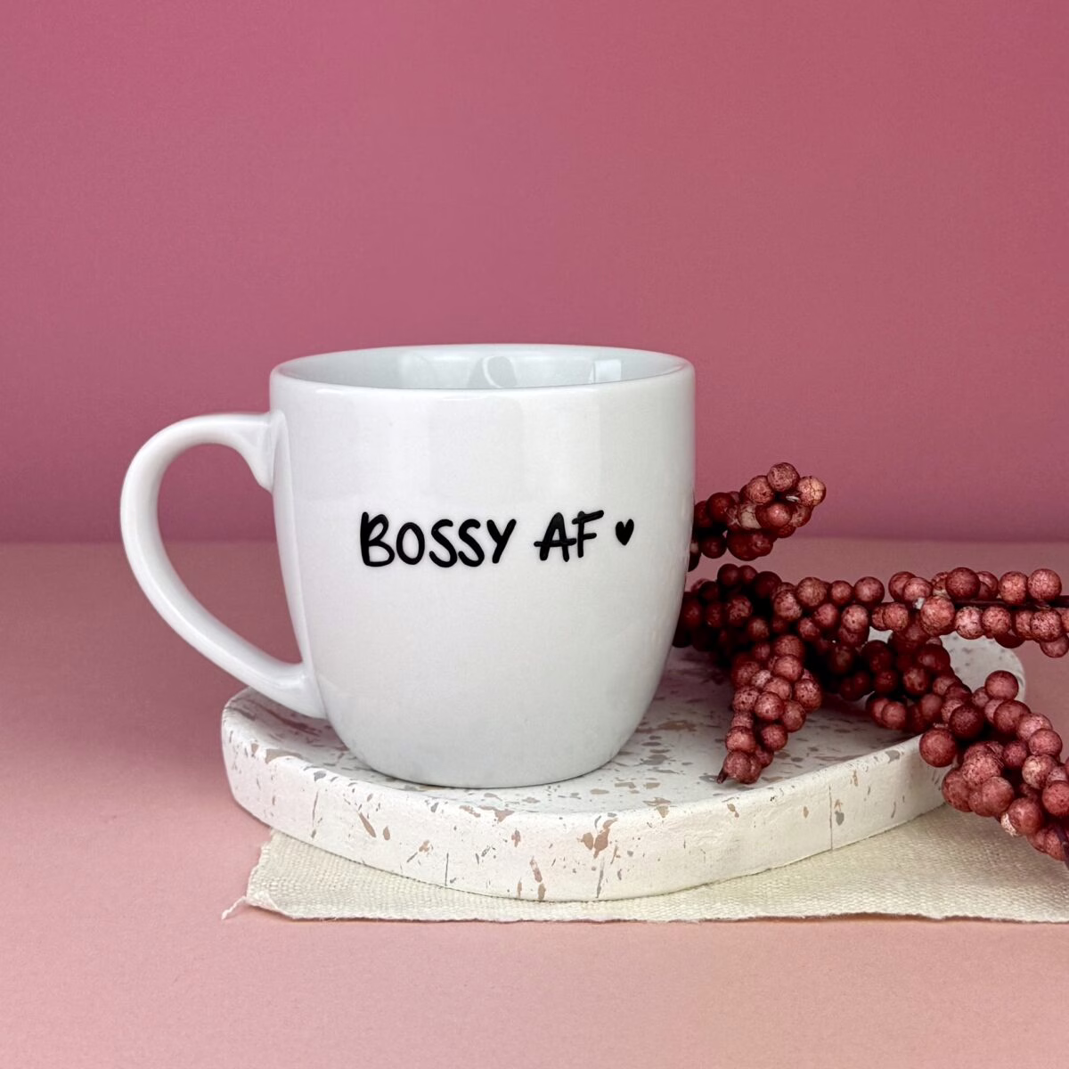 Kubek z napisem BOSSY AF 300 ml – ręcznie zdobiona porcelana Kika Handmade Kubek z napisem BOSSY AF 300 ml – ręcznie zdobiona porcelana Kika Handmade
