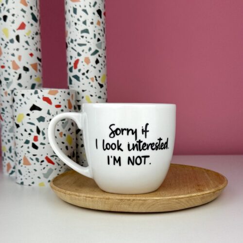 Kubek Sorry if I look interested. I’m not. 300 ml – ręcznie zdobiona porcelana Kika Handmade Kubek Sorry if I look interested. I’m not. 300 ml – ręcznie zdobiona porcelana Kika Handmade