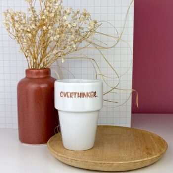 Kubek bez ucha z napisem OVERTHINKER. 200 ml – ręcznie zdobiona porcelana Kika Handmade