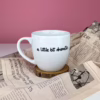 Kubek z napisem A little bit dramatic 300 ml – ręcznie zdobiona porcelana Kika Handmade