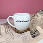 Kubek z napisem A little bit dramatic 300 ml – ręcznie zdobiona porcelana Kika Handmade