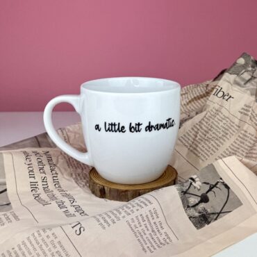 Kubek z napisem A little bit dramatic 300 ml – ręcznie zdobiona porcelana Kika Handmade