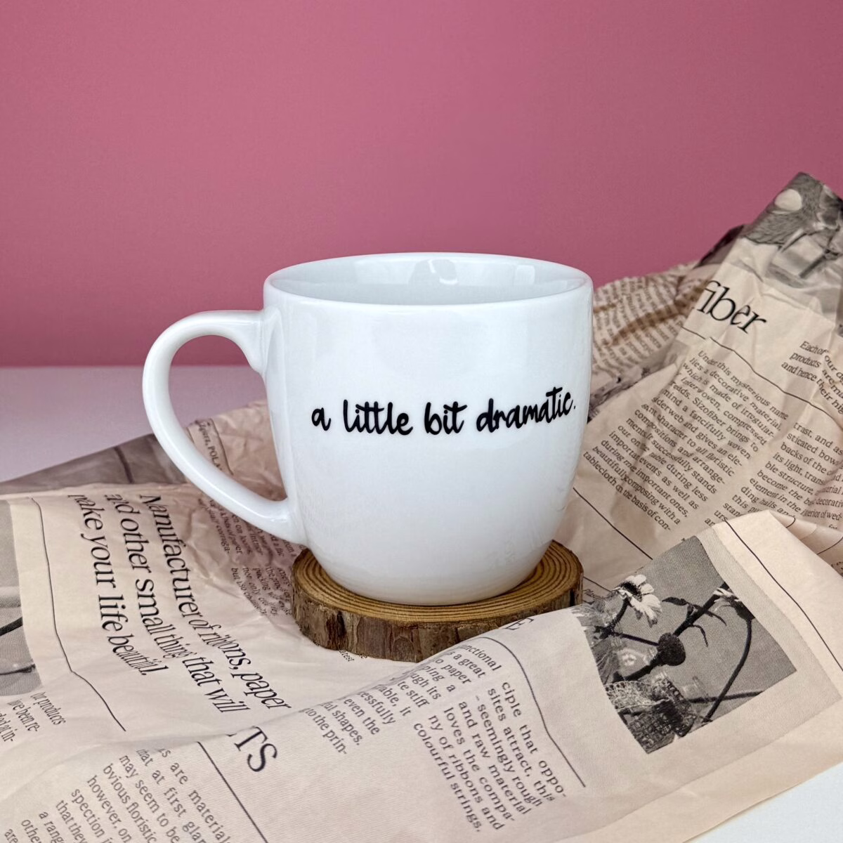Kubek z napisem A little bit dramatic 300 ml – ręcznie zdobiona porcelana Kika Handmade Kubek z napisem A little bit dramatic 300 ml – ręcznie zdobiona porcelana Kika Handmade